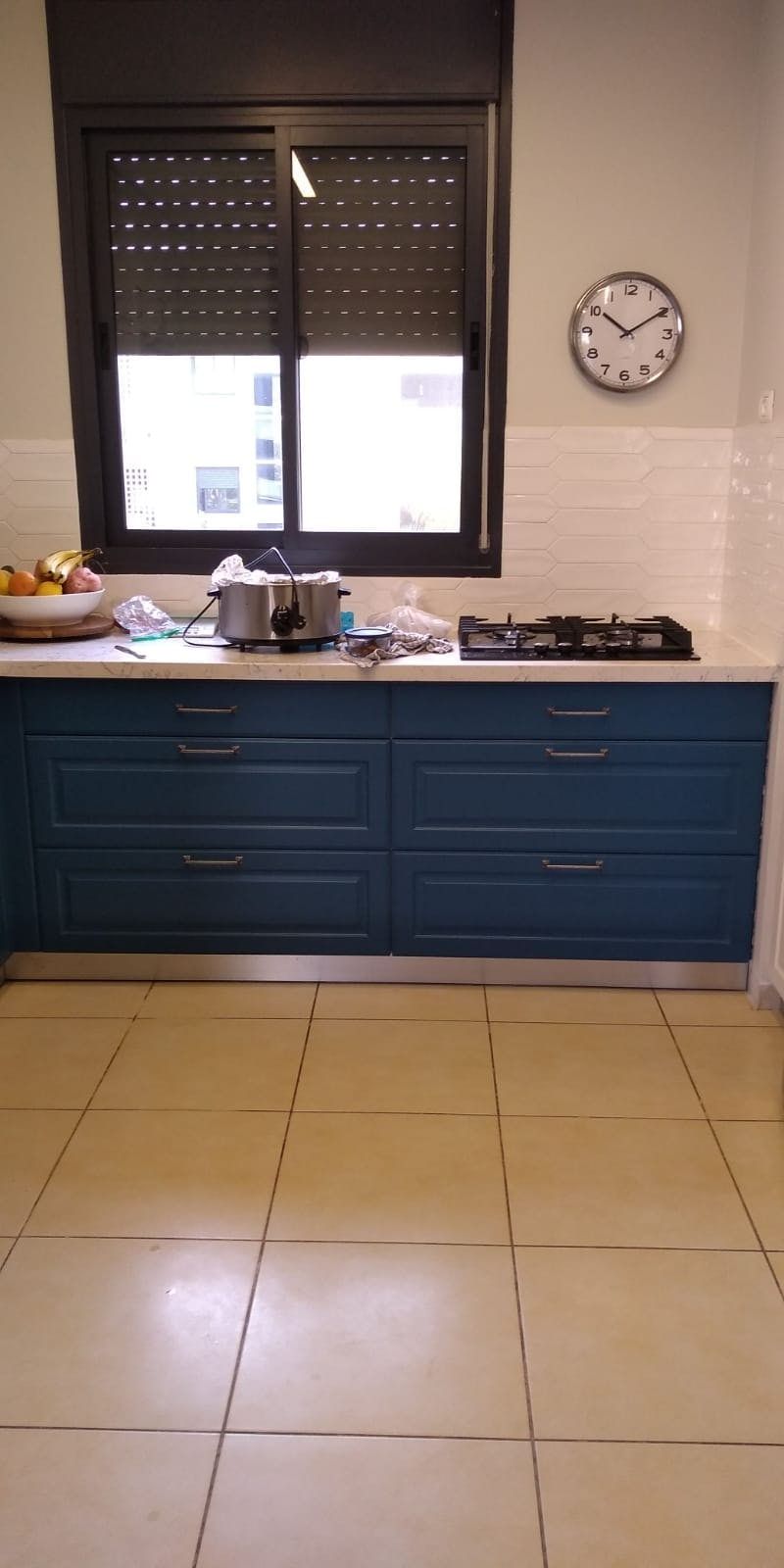 הכיריים מתחת לחלון — כחול עמוק בתכנון הילה עוז, מודיעין