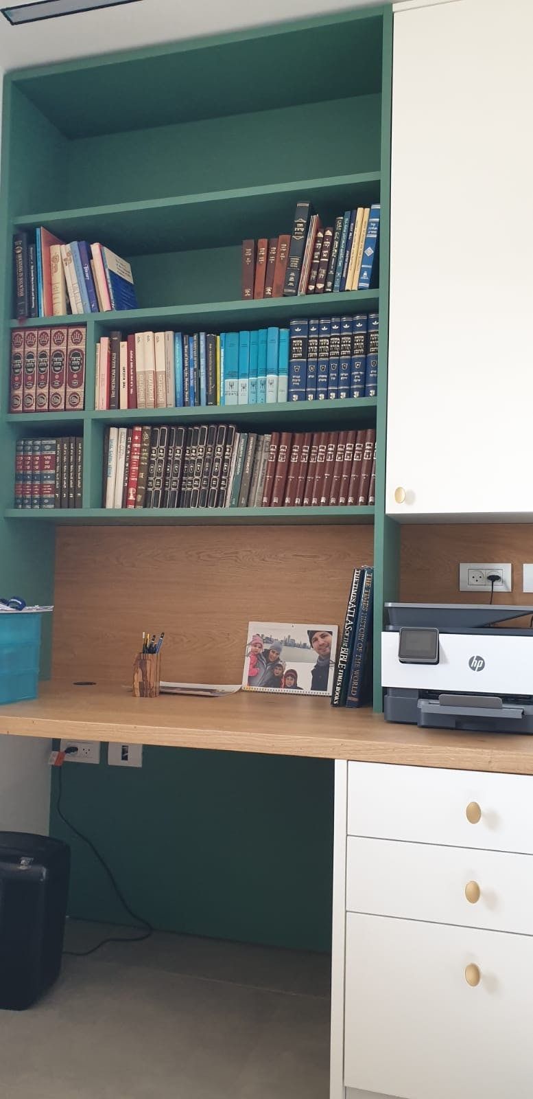 שולחן העבודה בגומחה הירוקה — ספריות, חדרי עבודה ויחידות אחסון בתכנון הילה עוז, מודיעין