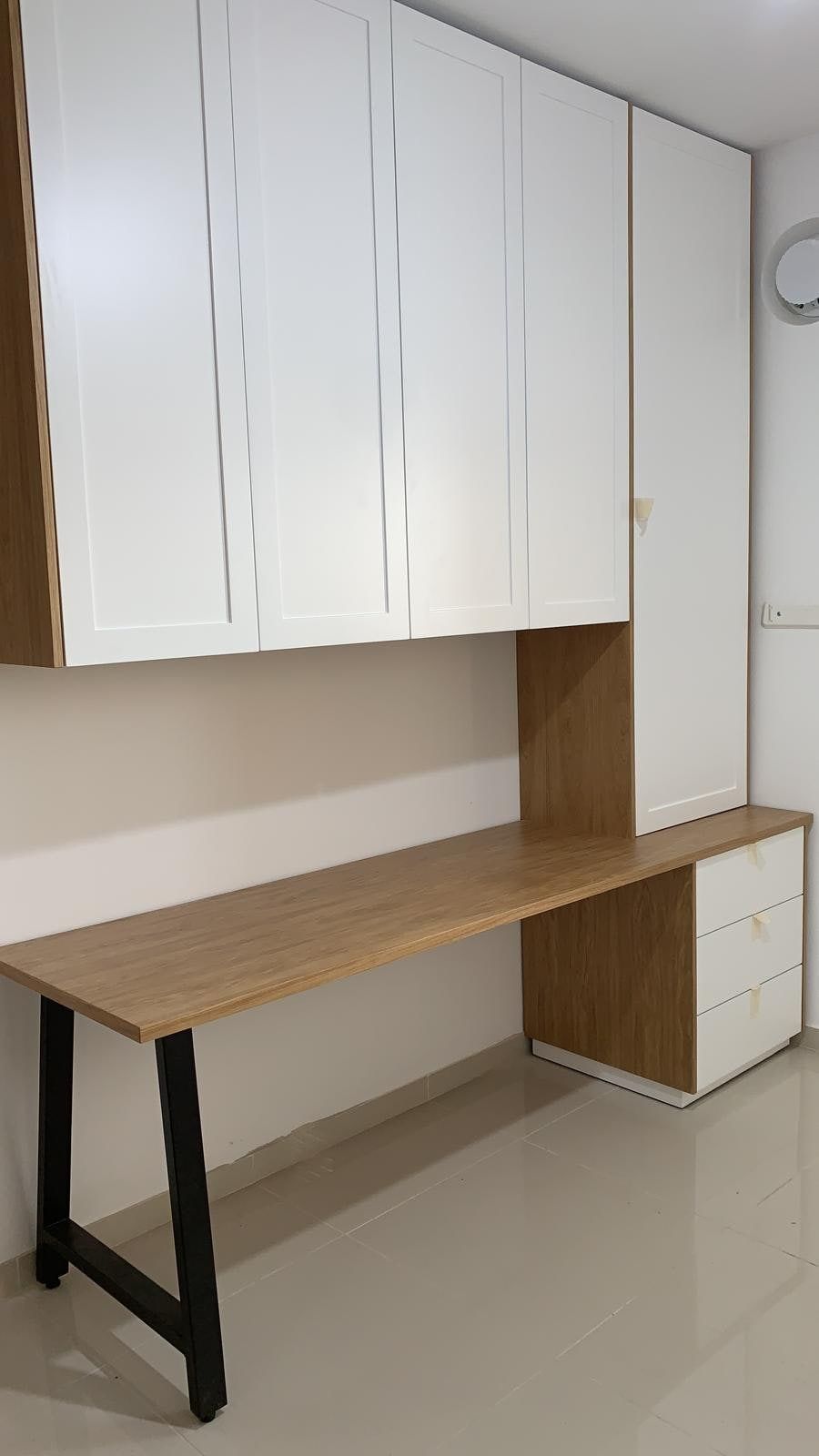 משטח אלון ומגירות מתחת לארונות התלויים — ספריות, חדרי עבודה ויחידות אחסון בתכנון הילה עוז, מודיעין