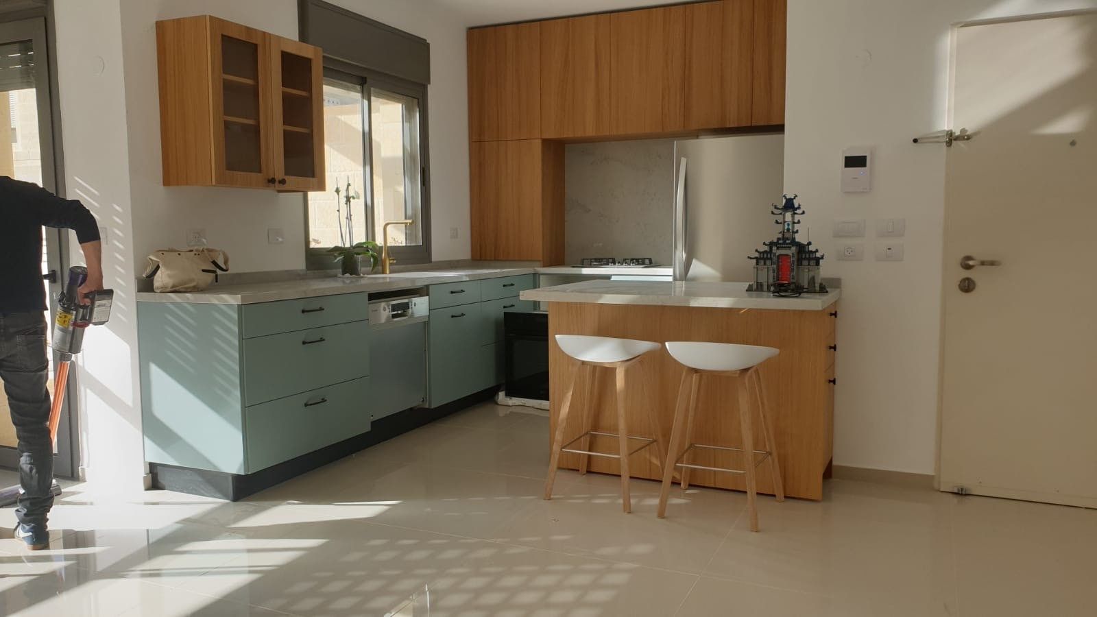 מטבח מנטה עם ארונות אלון ואי — עוד מהעבודות בתכנון הילה עוז, פרויקטים שונים