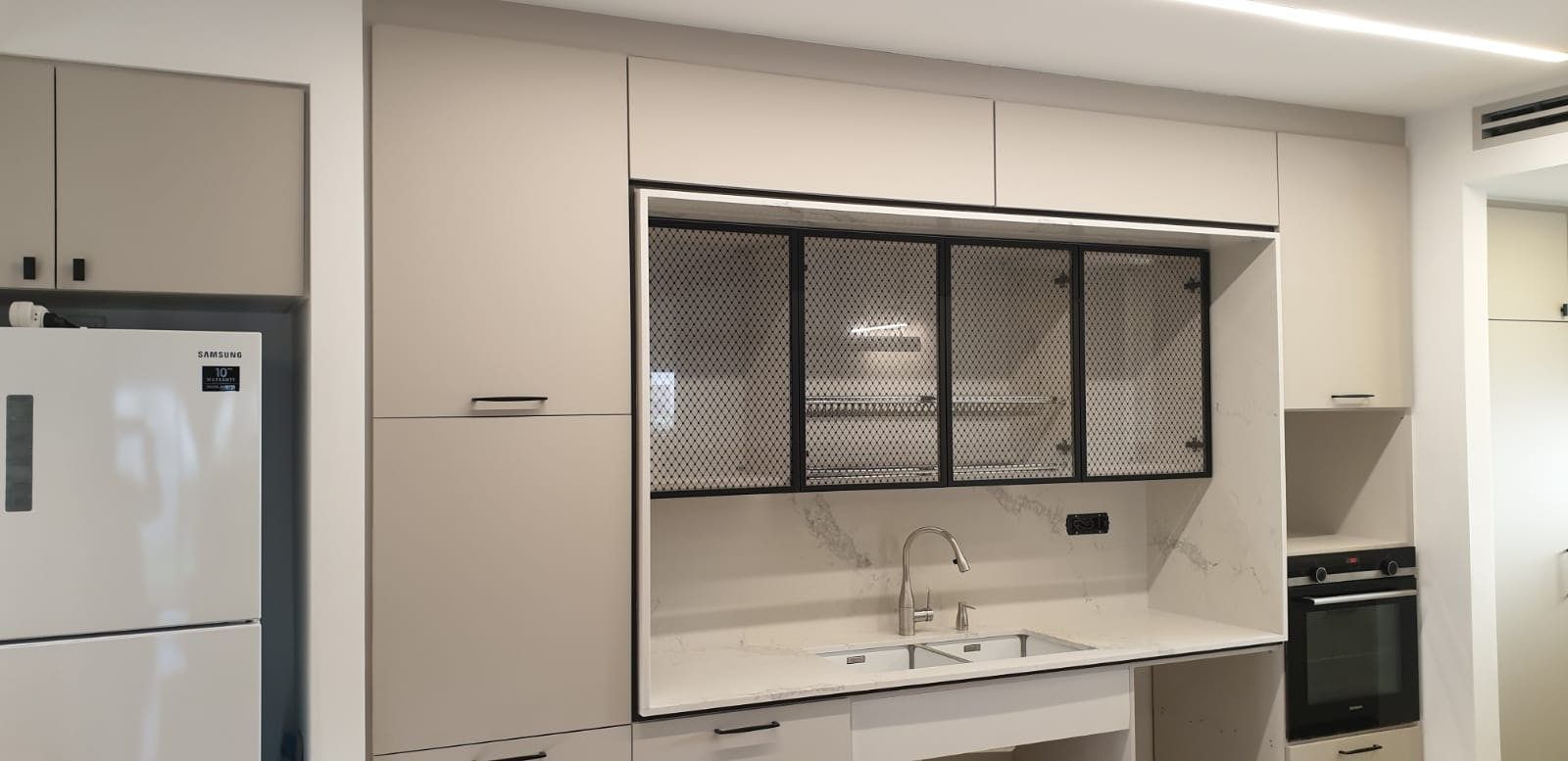 נישת הכיור במסגרת שחורה — עוד מהעבודות בתכנון הילה עוז, פרויקטים שונים
