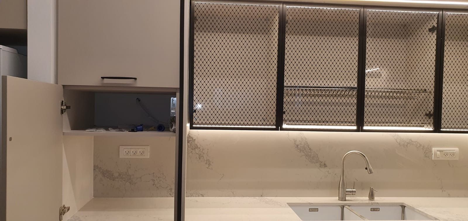 פינת האחסון לצד נישת הכיור — עוד מהעבודות בתכנון הילה עוז, פרויקטים שונים