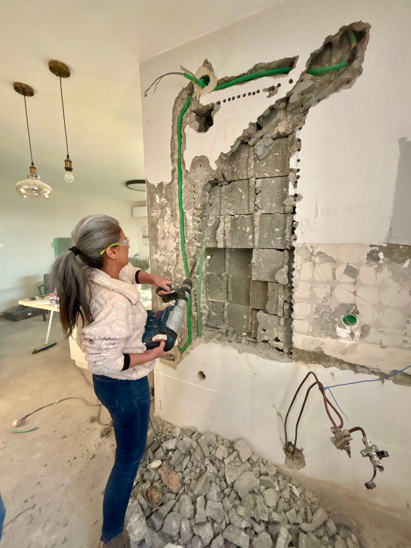 הילה עוז עוזרת עם הפטישון באתר של אחד הפרויקטים