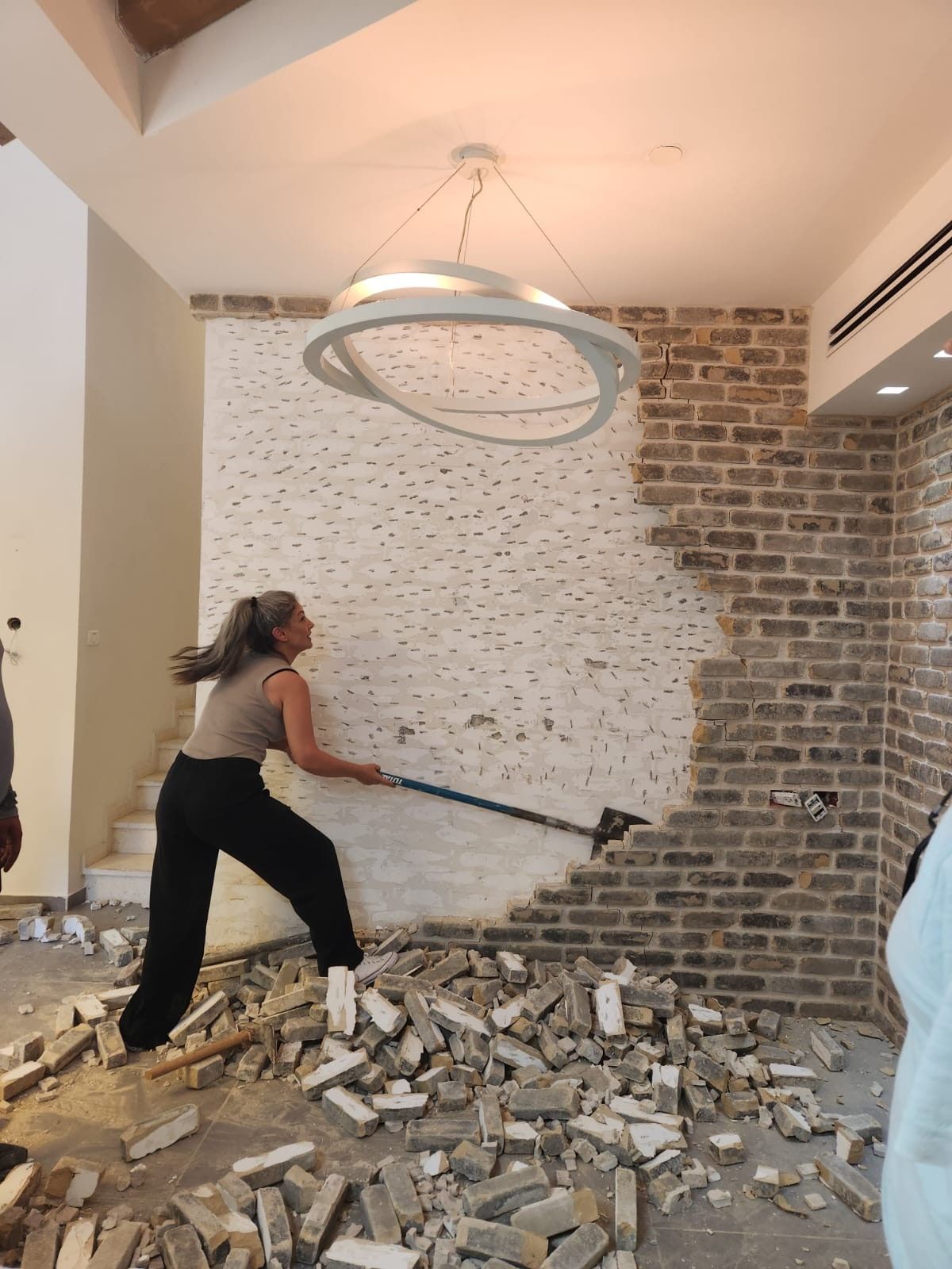 מדידה בשטח, בחירת חומרים מול הקיר, ולפעמים עוזרת עם הפטישון. התכנון לא נגמר על הנייר...